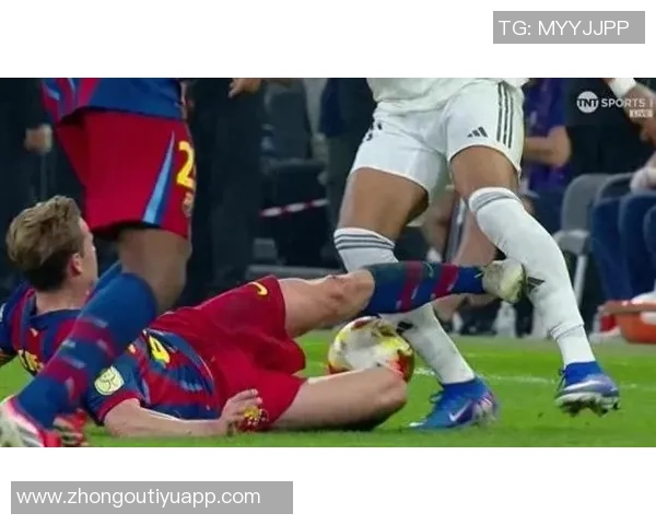 德容因放铲踢到姆巴佩小腿被红牌罚下即将进入补时的紧张局势